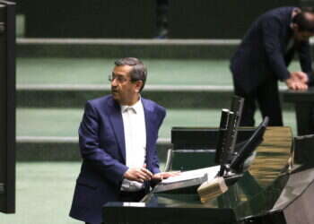 אפקט הסנקציות של טראמפ: איראן הדיחה את שר הכלכלה