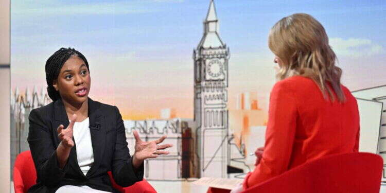 מתוך שידור באולפני BBC. צילום: AFP אחרי הסרט האנטי-ישראלי על עזה: BBC עם טעות מביכה נוספת