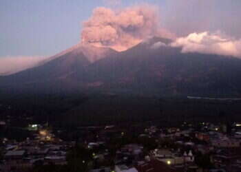 פינוי המוני: הר הגעש הפעיל ביותר במרכז אמריקה התפרץ
