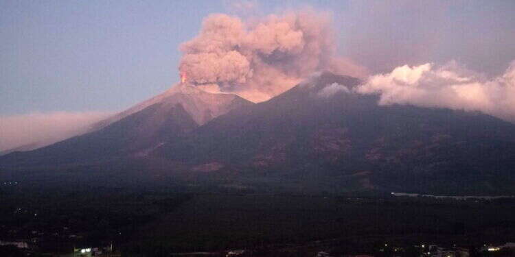 התפרצות הר הגעש פואגו שבגואטמלה. צילום: AFP פינוי המוני: הר הגעש הפעיל ביותר במרכז אמריקה התפרץ