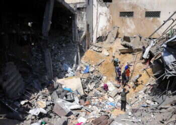 הריסות בעזה, אתמול. צילום: AFP בחמאס מדווחים: 13 הרוגים בתקיפות חיל האוויר במהלך הלילה