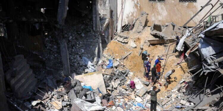 הריסות בעזה, אתמול. צילום: AFP בחמאס מדווחים: 13 הרוגים בתקיפות חיל האוויר במהלך הלילה