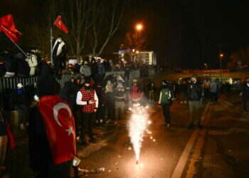 מפגינים בטורקיה נגד ארדואן. צילום: AFP "הניצוץ": האם מעצר מנהיג האופוזיציה יהיה תחילת הסוף של ארדואן?