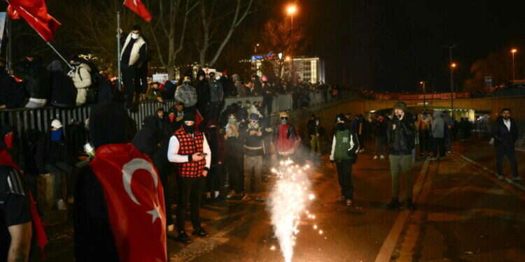 מפגינים בטורקיה נגד ארדואן. צילום: AFP "הניצוץ": האם מעצר מנהיג האופוזיציה יהיה תחילת הסוף של ארדואן?