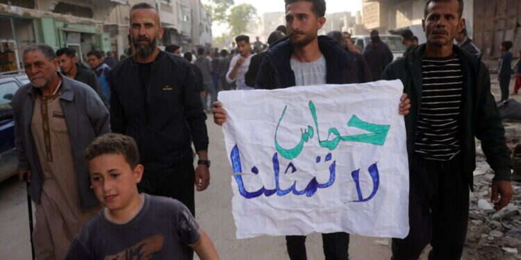 הפגנות העזתים נגד חמאס בבית לאהיה, 26.3. על השלט:  ההפגנות נגד חמאס: לעזתים נשבר מהמלחמה