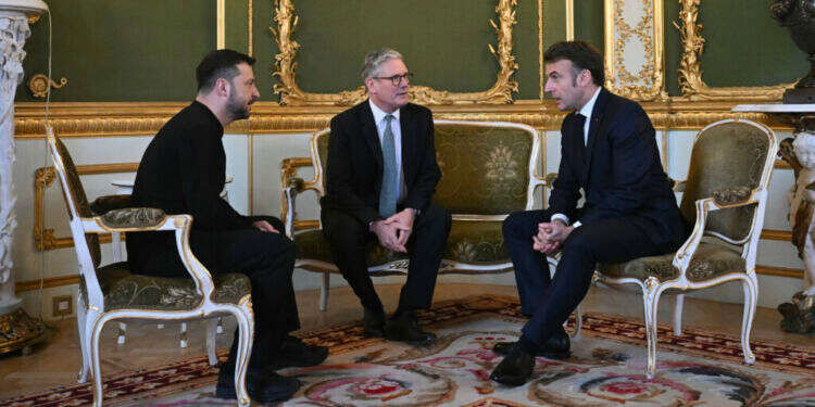 מקרון, סטארמר וזלנסקי בפסגת מנהיגי אירופה בשבוע שעבר. צילום: AP מקרון, סטארמר וזלנסקי בפסגת מנהיגי אירופה בשבוע שעבר. צילום: AP