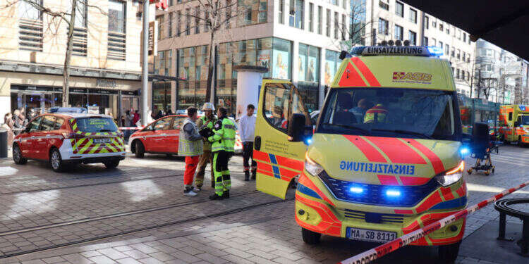 זירת פיגוע הדריסה במרכז העיר מנהיים שבגרמניה, היום. צילום: René Priebe, AP גרמניה: הרוג ופצועים רבים בפיגוע דריסה – חשוד נעצר