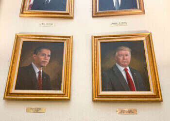 דיוקניהם של טראמפ ואובמה בבניין הקפיטול בדנוור. צילום: AP