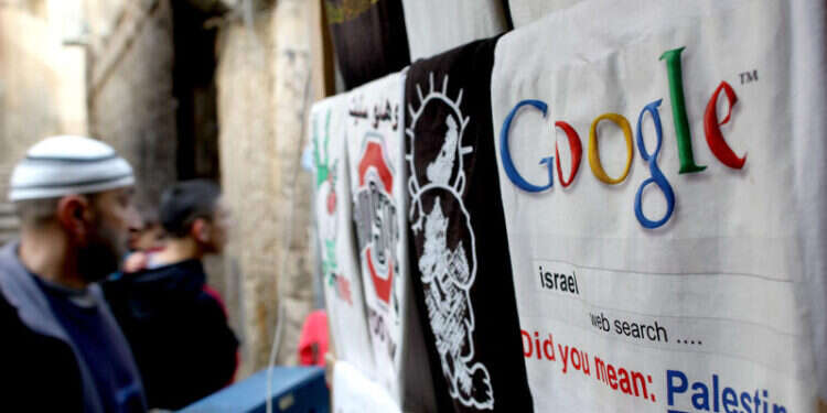 חולצות המשתמשות בגוגל לתעמולה אנטי-ישראלית, ברובע המוסלמי בירושלים. צילום: נתי שוחט, פלאש 90 גוגל, מטא ו-ChatGPT: דו"ח חדש מצא הטיה אנטישמית בבינה מלאכותית