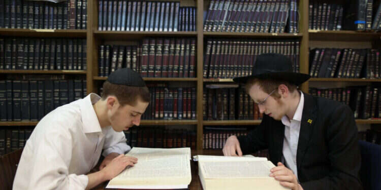 "אתה יכול לתרום לישיבה שלי?" פגישה עם בחור חרדי