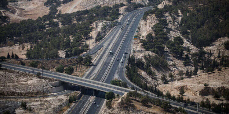 מחלף אדומים בכביש 1. צילום: הדס פרוש, פלאש 90 "מרקם חיים": כביש חדש ייצור רצף ישראלי מירושלים למעלה אדומים