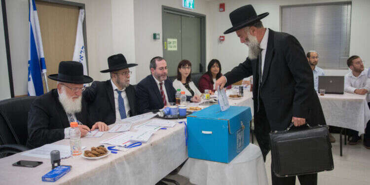 הצבעה בבחירות למועצת הרבנות, 2018. צילום: יונתן זינדל, פלאש 90 הצבעה בבחירות למועצת הרבנות, 2018. צילום: יונתן זינדל, פלאש 90