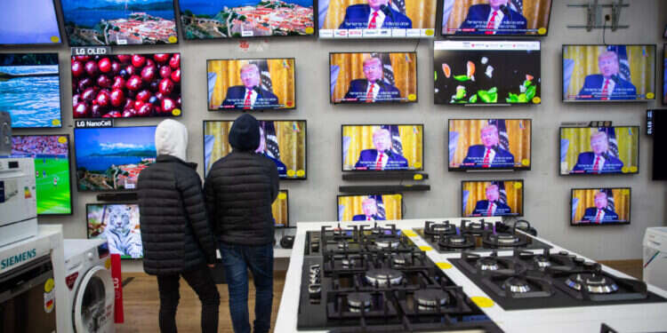 מכשירי חשמל. צילום: יונתן סינדל, פלאש 90 כך תפחיתו את הוצאות החשמל ותחסכו בהוצאות: טיפים להתנהלות חכמה