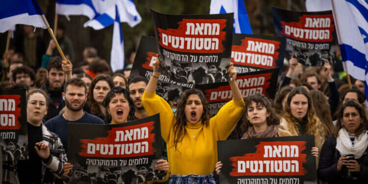 סטודנטים באוניברסיטה העברית במחאה נגד הרפורמה המשפטית, 2022
צילום: יונתן זינדל, פלאש 90 סטודנטים באוניברסיטה העברית במחאה נגד הרפורמה המשפטית, 2022 צילום: יונתן זינדל, פלאש 90