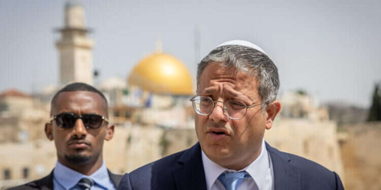 השר לביטחון לאומי איתמר בן גביר, על רקע הר הבית. צילום: יונתן זינדל, פלאש 90 למרות חזרת בן גביר לממשלה: הר הבית שוב נסגר ליהודים