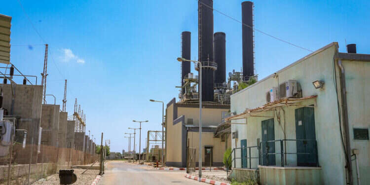 תחנת הכוח בעזה, לפני המלחמה. צילום: עטייה מוחמד, פלאש 90 אחרי הפסקת הכנסת המשאיות: ישראל תנתק את זרם החשמל לעזה
