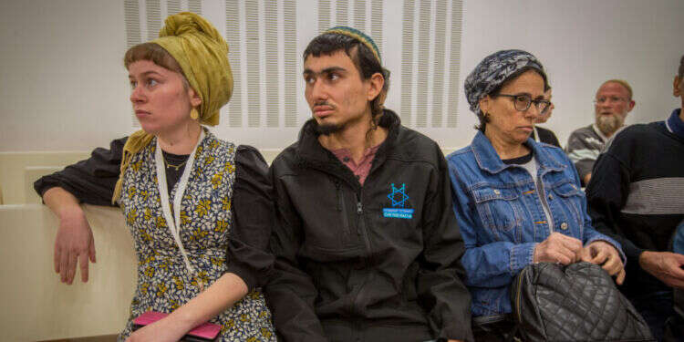 אביעד פריג'ה ובני משפחה בבית המשפט. צילום: פלאש 90 גם לבננו אביעד מגיע צדק