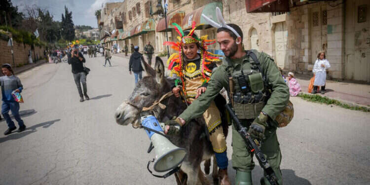 חייל וילד בצעדת פורים בחברון. צילום: אריק מרמור, פלאש 90 בין שושן הבירה לרצועת עזה: מתי נדע שהגענו לניצחון המוחלט?
