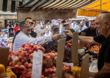 בן־גביר בשוק מחנה יהודה, בשנה שעברה. צילום: חיים גולדברג, פלאש 90