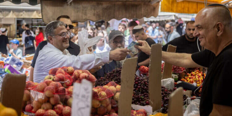 בן־גביר בשוק מחנה יהודה, בשנה שעברה. צילום: חיים גולדברג, פלאש 90