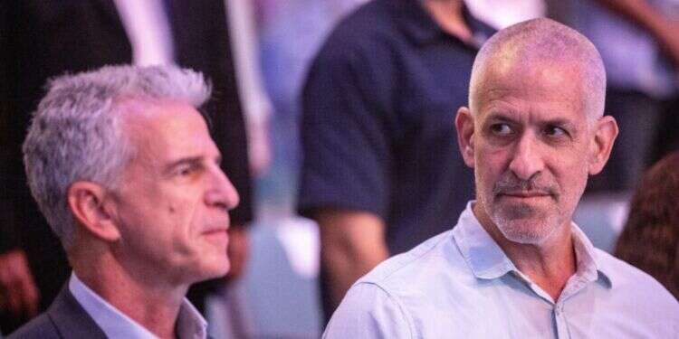 ראש השב ראש השב"כ רונן בר (מימין), עם ראש המוסד דדי ברנע. צילום: חיים גולדברג, פלאש 90