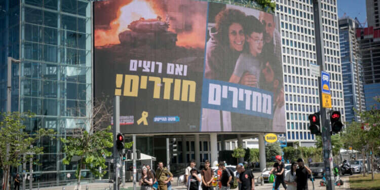 שלט הקורא להחזרת החטופים. צילום: מרים אלסטר - פלאש 90 "משפטי היידיש העתיקים מצליחים במשפט אחד להעביר חוכמת חיים שלמה"