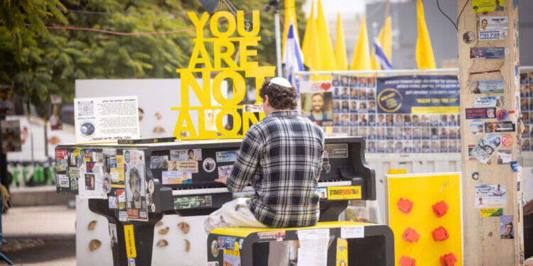 מי שלא ניהל שיח מול הקב"ה בשנה וחצי האחרונות, או שהוא חסיד שוטה או שהוא אתאיסט. כיכר החטופים. צילום: מרים אלסטר, פלאש 90