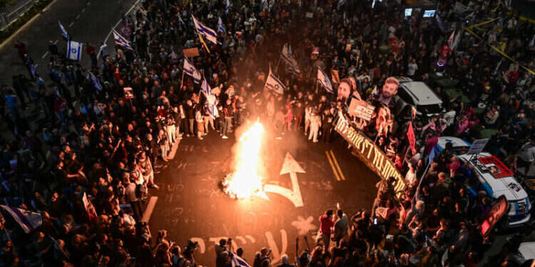 מתפרעים מבעירים מדורות וחוסמים כבישים בתל אביב במחאה נגד הממשלה, אתמול. צילום: אבשלום ששוני, פלאש 90 מי שקורא לשב"כ להגן על שלטון העם מפני נבחריו – לא מבין מהי דמוקרטיה