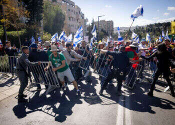 הפגנה בירושלים במחאה על פיטורי רונן בר, ראש השב "פגיעה חמורה בזכויות יסוד": קריאה לדיון דחוף בעקבות ההפגנות בירושלים