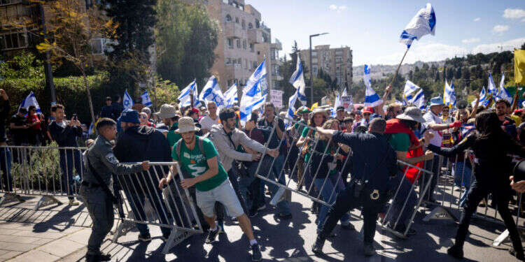 הפגנה בירושלים במחאה על פיטורי רונן בר, ראש השב "פגיעה חמורה בזכויות יסוד": קריאה לדיון דחוף בעקבות ההפגנות בירושלים