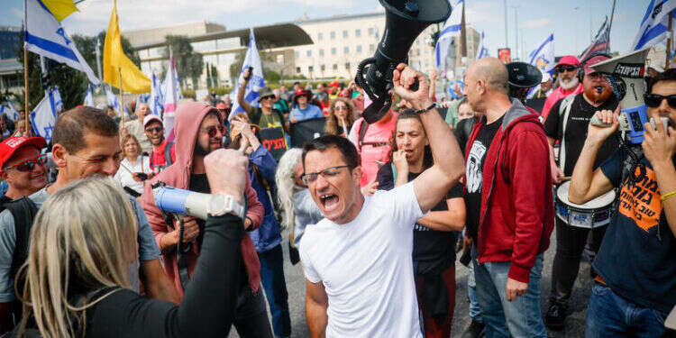 הפגנה בירושלים במחאה על פיטורי רונן בר, ראש השב האינפלציה הפתאומית באהדה לרונן בר היא קומדיה טרגית