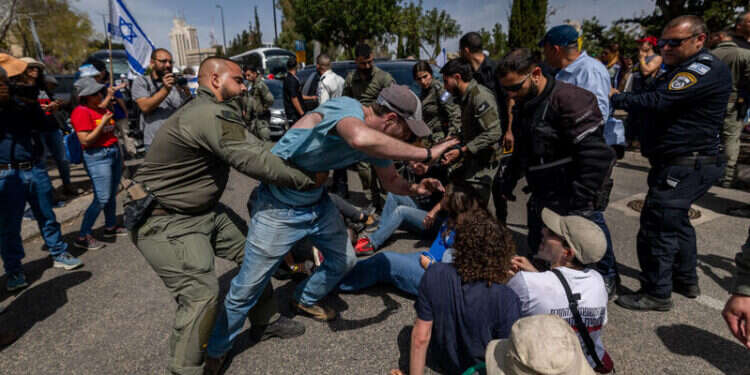 מפגינים מחוץ לכנסת, היום. צילום:Chaim Goldberg/Flash90 מחאה אלימה: מפגינים נעצרו לאחר שחסמו ח"כים בדרכם לכנסת