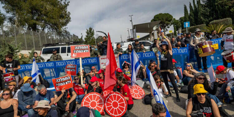 מפגיני שמאל חוסמים את הדרך לכנסת. צילום: חיים גולדברג - פלאש 90 מפגיני שמאל חוסמים את הדרך לכנסת, השבוע. צילום: חיים גולדברג - פלאש 90