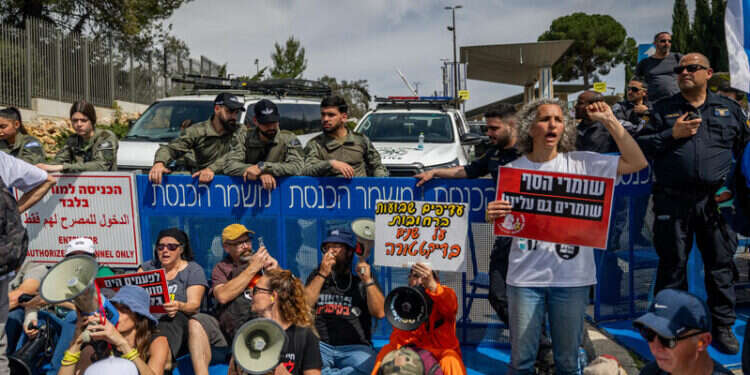 הפגנות נגד הממשלה בירושלים. צילום: Chaim Goldberg/Flash90 "פגיעה חמורה בזכויות יסוד": קריאה לדיון דחוף בעקבות ההפגנות בירושלים