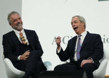 יו"ר מפלגת "רפורמה לבריטניה" נייג'ל פרג' משוחח על במת הכנס עם ההוגה הקנדי ג'ורדן פיטרסון. צילום: Getty Images