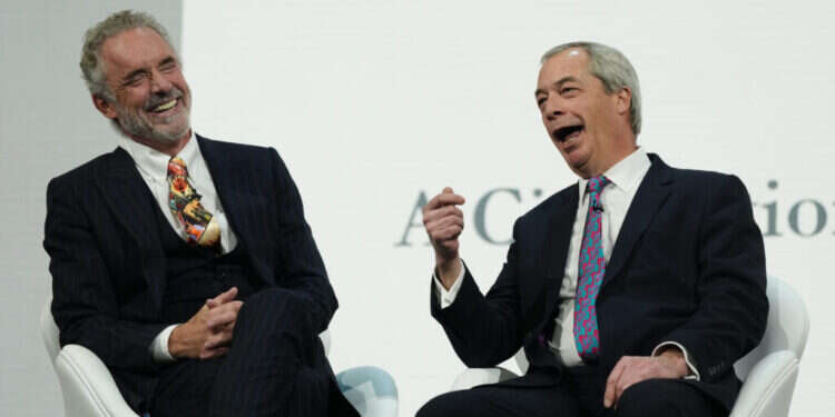 יו"ר מפלגת "רפורמה לבריטניה" נייג'ל פרג' משוחח על במת הכנס עם ההוגה הקנדי ג'ורדן פיטרסון. צילום: Getty Images