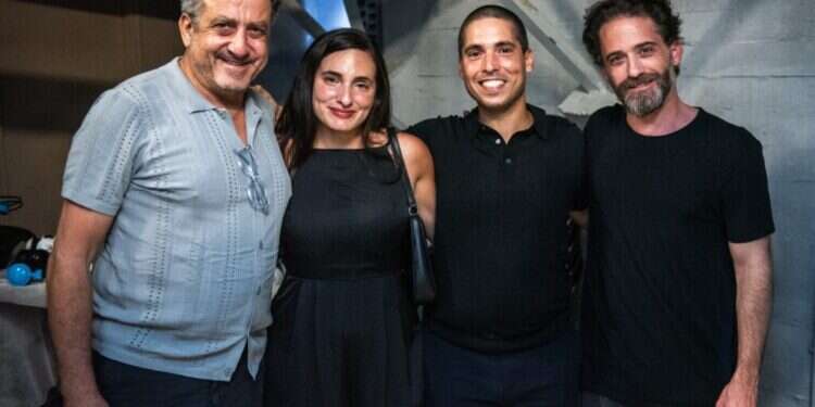 מנשה נוי ותום אבני ויוצרי הפודקאסט. צילום: גלי צה 77 שנים לאלטלנה: בן גוריון ובגין מתפייסים בפודקאסט מיוחד