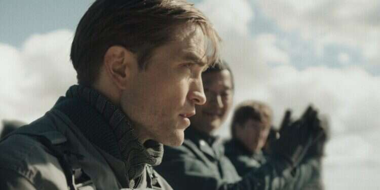 מיקי 17 היה יכול להיות נהדר אם לא היה מתעקש להכניס לטראמפ