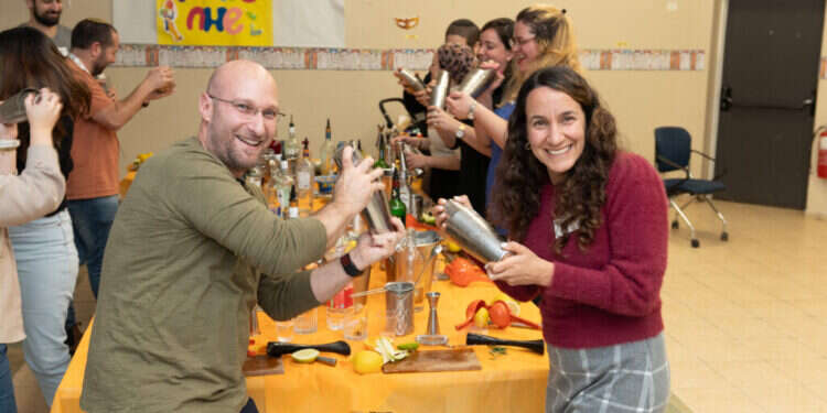 סדנת קוקטיילים בקרן קובי מנדל. צילום: דני בוי קוקטיילים "דווקא האחים השכולים הם אלו שיש להם הכי פחות מענה"