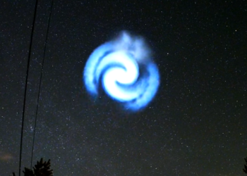 לא חייזרים: מה גרם לספירלה הכחולה להופיעה בשמי צרפת ובריטניה