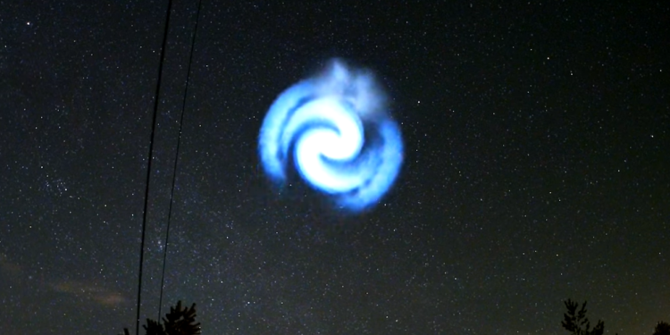 ספירלה בשמיים. צילום מסך מיוטיוב לא חייזרים: מה גרם לספירלה הכחולה להופיעה בשמי צרפת ובריטניה