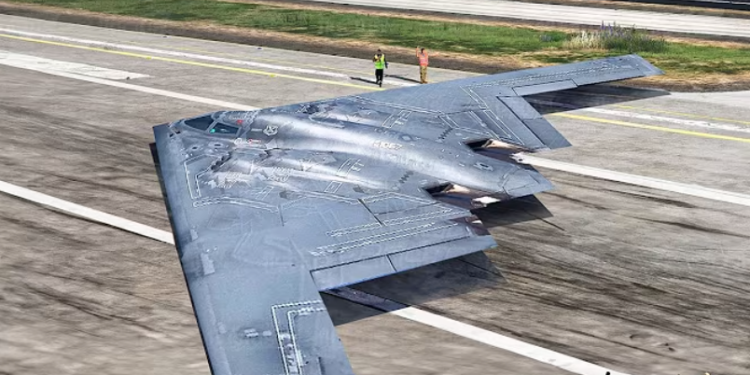 המפציץ החמקן - B-2. צילום מסך מיוטיוב החמקנים הגיעו: האם ארה"ב מתכוננת לתקיפה באיראן?