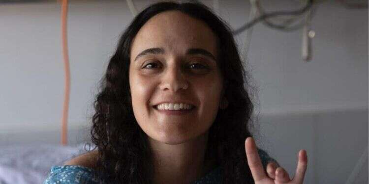 שורדת השבי אמילי דמארי, בבית החולים. באדיבות משפחת דמארי אמילי דמארי: "הצלקות שלי הן סמל לחירות, תקווה וכוח"