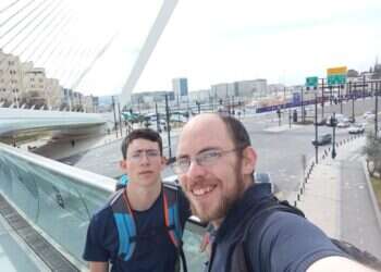 טיול עירוני בסגנון אחר: מסע רגלי לאורך מסלול הרכבת הקלה