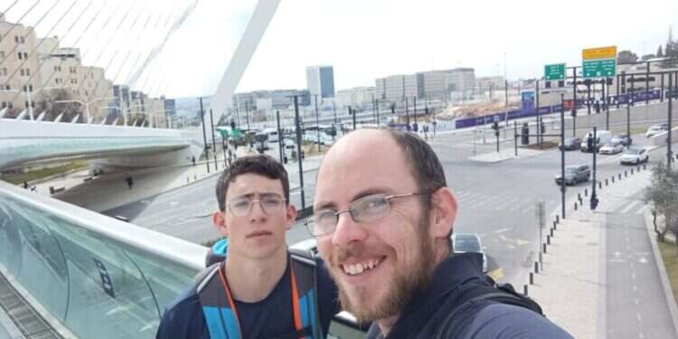 טיול עירוני בסגנון אחר: מסע רגלי לאורך מסלול הרכבת הקלה