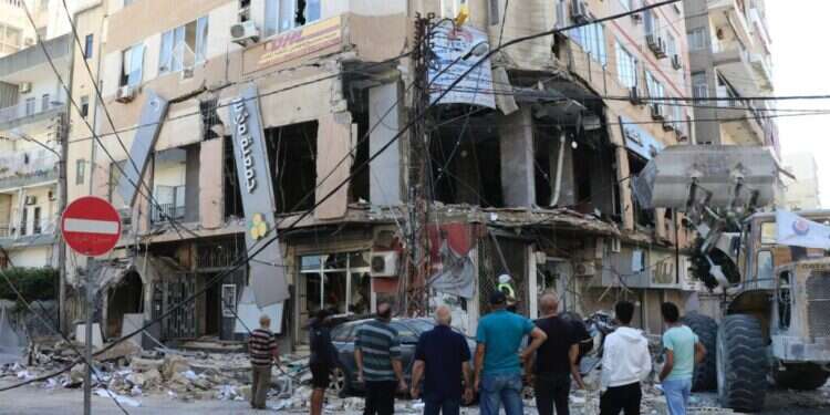 בניין בנק קרד אלחסן בלבנון הרוס לאחר הפצצות. צילום: AFP "משפחת הפשע הגדולה בעולם": חיזבאללה במשבר כלכלי, אבל לא לתמיד