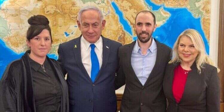 ראש הממשלה בנימין נתניהו ורעייתו שרה עם שורדי השבי טל ועדי שוהם. צילום: דוברות ראש הממשלה אחרי ששוחררו משבי חמאס: נתניהו נפגש עם טל ועדי שוהם