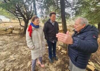 שמעון קרניאל , בנו של שלום קרניאל שנטמן בחלקה לצד הוריו של איתן בתכנון הפרויקט בחלקת נצח ירושלים. צילום:ביס "שביל הגבורה" לזכרו של סרן איתן אוסטר ז"ל שנפל בלבנון