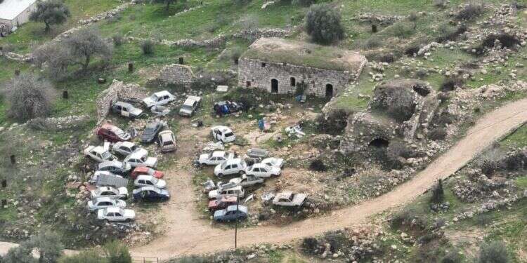 מגרטת הרכבים הפלסטינית ב הרס העתיקות בשומרון: מגרטת רכבים פלסטינית ב"חורבת ביתא"