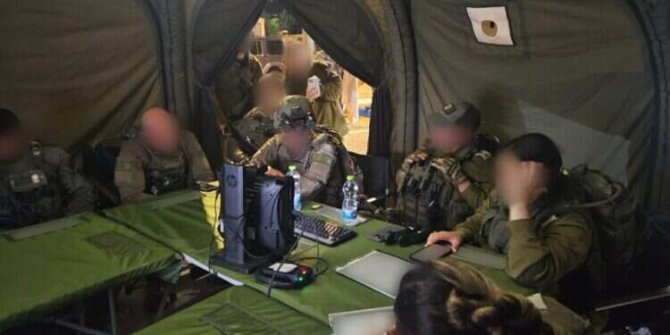 חדר הפיקוד במהלך התרגיל. צילום: דובר צה נערכים לכל מצב: צה"ל תרגל תרחיש "שבעה באוקטובר" בבקעת הירדן